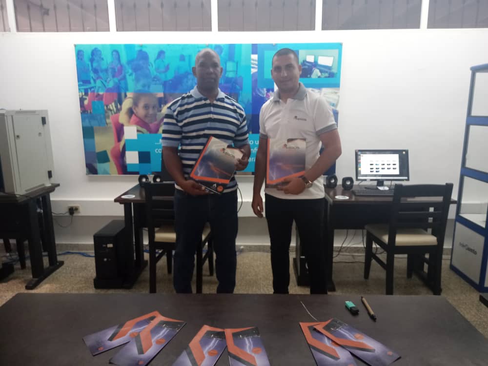 PCTHabana_3CE's tweet photo. Como parte de nuestra colaboración con el Palacio Central de Pioneros "Ernesto Guevara" el presidente de #Keros SRL Rodney Rodríguez Rodríguez, EBT que se incuba en el Ecosistema 3CE hizo entrega al Palacio de un KiT de Captación, Derivación y Disipación de la caída del rayo . https://t.co/BCaaTbLE2e