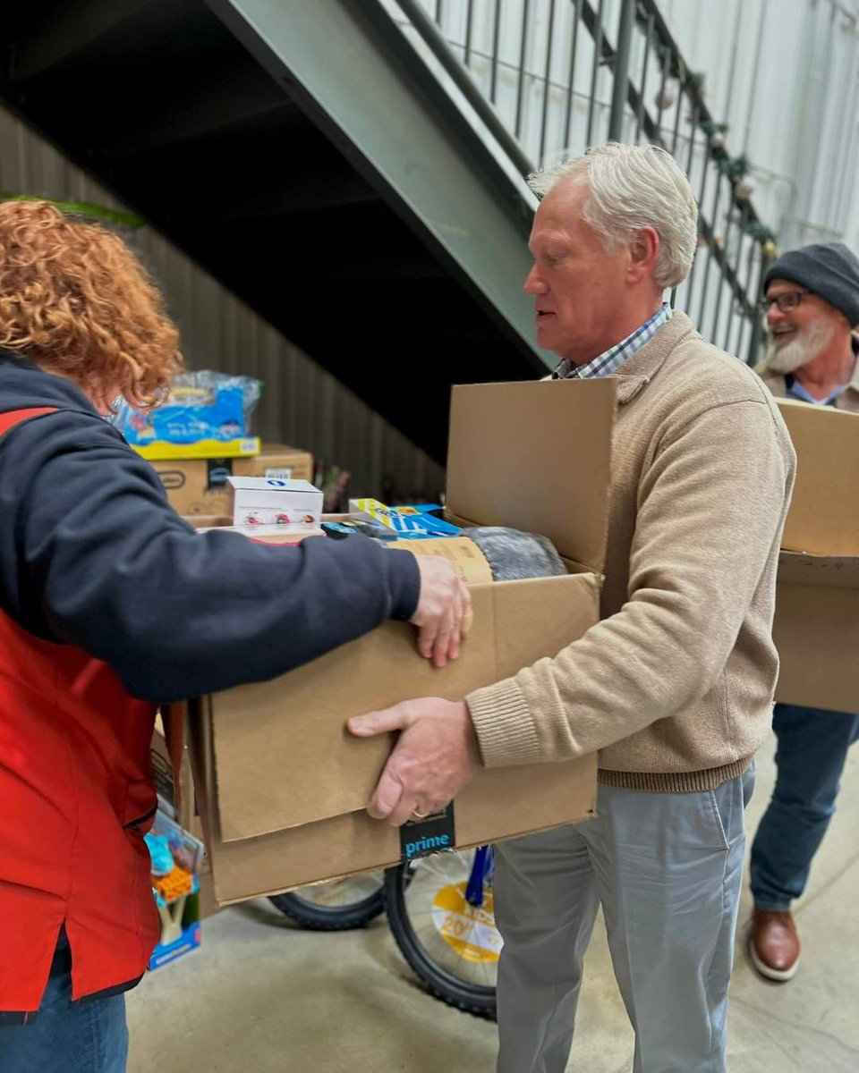 USACares's tweet photo. Santa’s Workshop—a special place where parents can choose gifts, books, games, &amp; more for their kids. 🎅💝

With every toy delivered, we're reminded of the power of community &amp; kindness during this season. Thank you for helping us brighten the season for those who serve! 💙 https://t.co/6EXzP34eeN