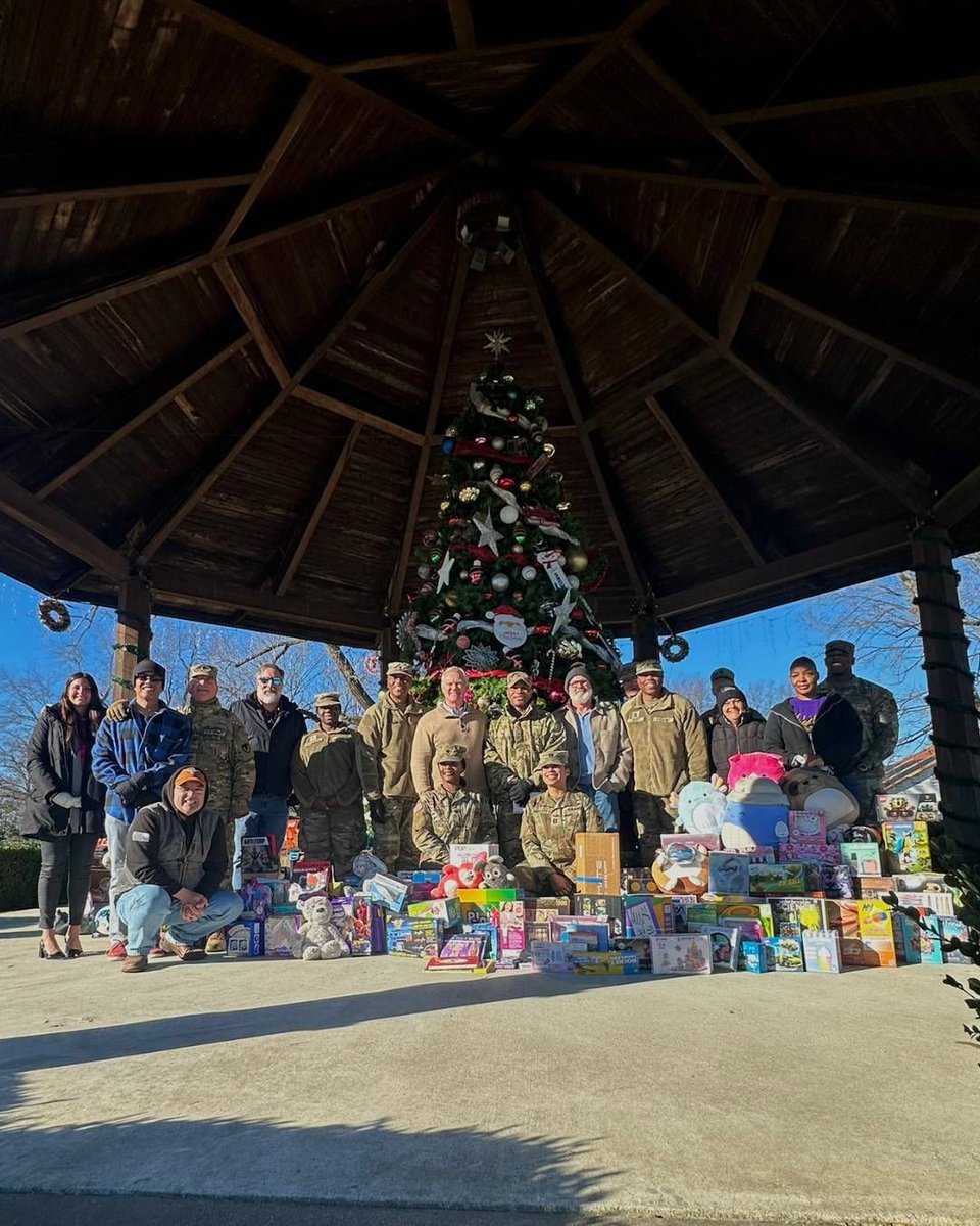 USACares's tweet photo. 🎄Making Spirits Bright at Fort Knox!🎄

Today, #USACares is on the ground at Fort Knox, spreading #holiday cheer thanks to the incredible support of the #JustinThomasFoundation! 🎁✨

Their generous toy donation is bringing joy to #servicemembers &amp; #militaryfamilies through... https://t.co/c34uD8SEJF