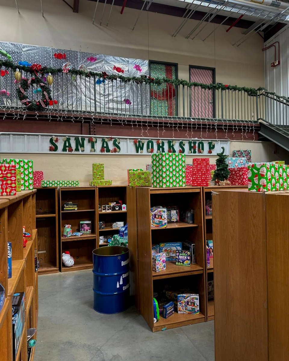 USACares's tweet photo. 🎄Making Spirits Bright at Fort Knox!🎄

Today, #USACares is on the ground at Fort Knox, spreading #holiday cheer thanks to the incredible support of the #JustinThomasFoundation! 🎁✨

Their generous toy donation is bringing joy to #servicemembers &amp; #militaryfamilies through... https://t.co/c34uD8SEJF