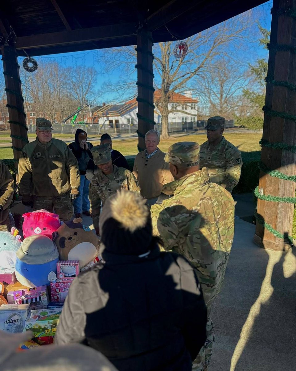 USACares's tweet photo. 🎄Making Spirits Bright at Fort Knox!🎄

Today, #USACares is on the ground at Fort Knox, spreading #holiday cheer thanks to the incredible support of the #JustinThomasFoundation! 🎁✨

Their generous toy donation is bringing joy to #servicemembers &amp; #militaryfamilies through... https://t.co/c34uD8SEJF