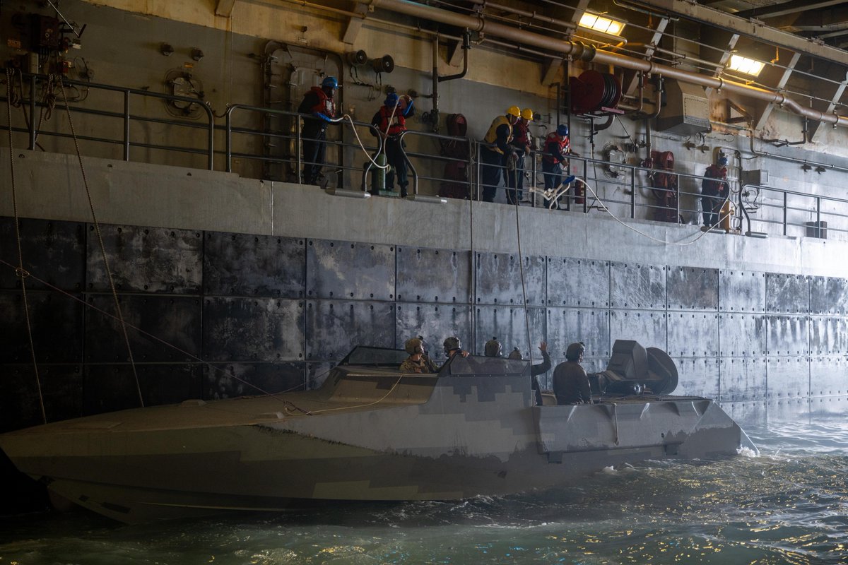 USSOCOM's tweet photo. NSW operators and @USNavy Sailors aboard USS Somerset (LPD 25) embarked Naval Special Warfare Combatant Craft Assault boats during @1MEF led Exercise #SteelKnight 24 with @3rdFleet in the Pacific Ocean.
The annual, scenario-driven exercise enhances joint interoperability. https://t.co/eADbxwY8DS