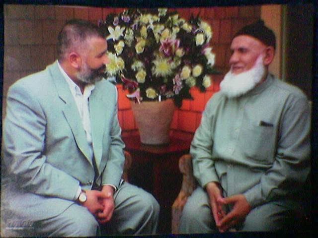 Ebû Osmân demiştir ki:

"Allah ile sohbet, güzel edep, sürekli Hak'tan çekinme ve halini kontrol ile olur.

Rasûlullah ile sohbet, onun sünnetine uyarak ve ilmin zahirine yapışarak olur.

Velîler ile sohbet, onlara hürmet ve hizmetle olur."

| Kuşeyrî, er-Risâle, 115.

<a href="/mozbag/">Mustafa Özbağ</a>