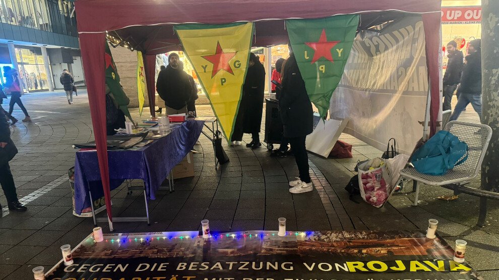 medya_EU's tweet photo. #Stuttgart'ta #Rojava'daki savaş ve insanlık suçlarına dikkat çekmek, kamuoyunu bilgilendirmek ve dayanışmayı örgütlemek amacıyla DKTM öncülüğünde 3 günlük bilgilendirme çadırı açıldı. #StandWithRojava https://t.co/vMVpXFAcKQ