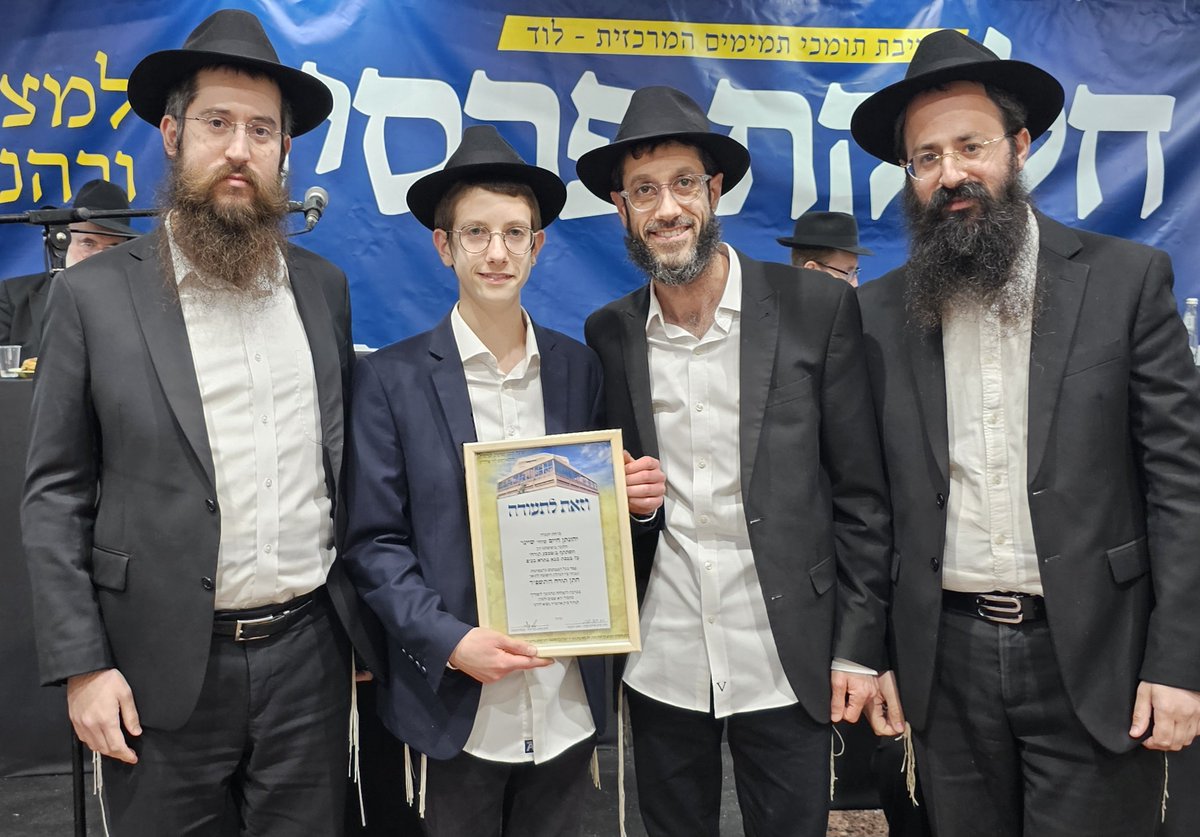 berale86's tweet photo. רגעים מיוחדים ומרגשים עבורי בתור אבא... נידמה שרק אתמול הם היו פיצפונים קטנים ופתאום הם בחורים בשיעור ב' בישיבה בלוד ומקבלים תעודות "חתן תורה" על לימוד בע"פ של מסכת בבא-בתרא. לא מבין איך נקלעתי לסיטואציה הזו. יהונתן ונועם האלופים!! https://t.co/80uWpmMNNM