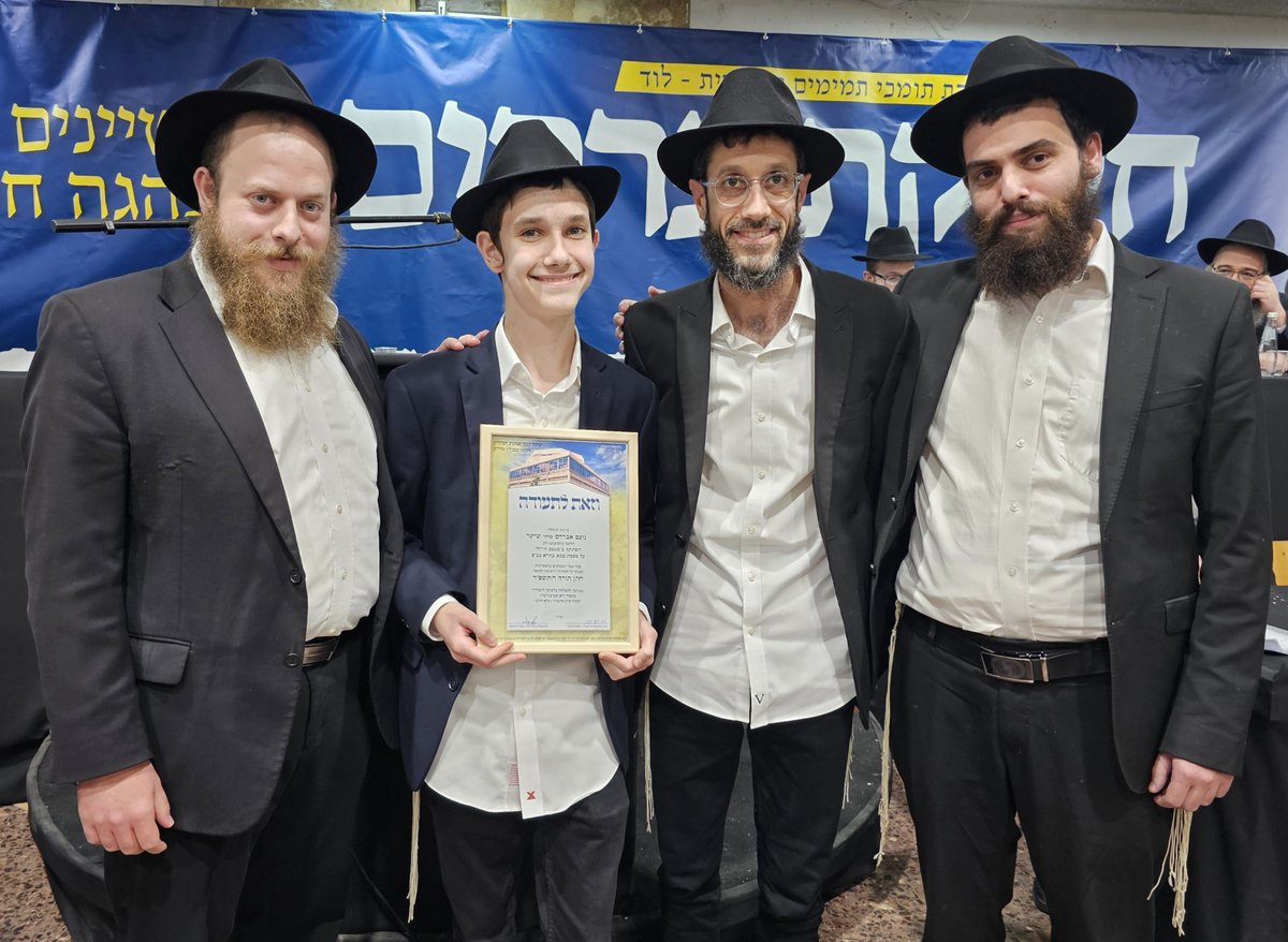 berale86's tweet photo. רגעים מיוחדים ומרגשים עבורי בתור אבא... נידמה שרק אתמול הם היו פיצפונים קטנים ופתאום הם בחורים בשיעור ב' בישיבה בלוד ומקבלים תעודות "חתן תורה" על לימוד בע"פ של מסכת בבא-בתרא. לא מבין איך נקלעתי לסיטואציה הזו. יהונתן ונועם האלופים!! https://t.co/80uWpmMNNM