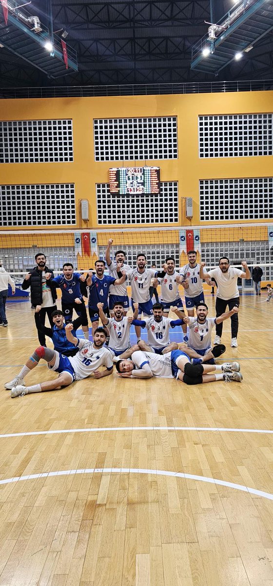 BatmanVoleybol's tweet photo. @tusfed tarafından 09-13 Aralık 2024 tarihleri arasında Van'da düzenlenen Voleybol Bölgesel Lig müsabakalarında Batman Üniversitesi Erkek Voleybol Takımı ilk maçında Mardin Artuklu Üni. 3-1, Van Yüzüncü Yıl Üni. 3-1, Bitlis Eren Üni. 3-0 yenerek 3’te 3 yaptı.@batmanvaliligi https://t.co/bEwZVIXtWT