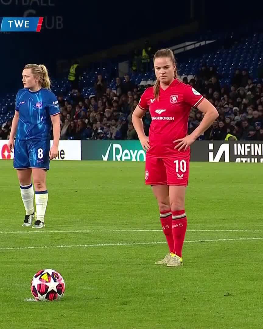 🎯 van Dooren on the mark from the spot to give Twente the leveler at Stamford Bridge!Watch live for free on DAZN ▶️  #UWCLonDAZN #UWCL