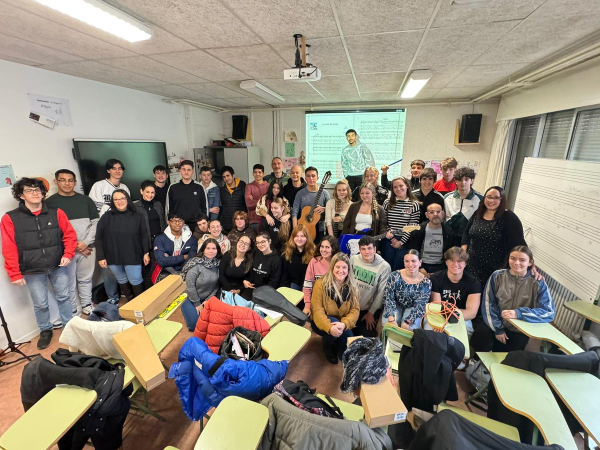 Hoy tuvimos la suerte de contar con @celtascortos Cifu y Goyo en @iesdelicias 🎶❤️ Gracias al proyecto “Talento Delicias: Celtas Cortos” mostramos a nuestros estudiantes el maravilloso mundo sonoro de este grupo que muchos no conocía. Os contamos más👉iesdelicias.com/project/celtas….