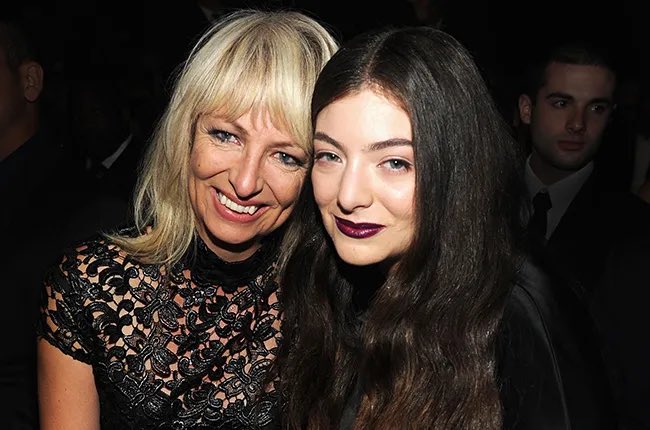 PopCrave's tweet photo. Lorde’s mom says the singer is in the studio and won’t answer calls:

“I bet she thrown her cellular device in the sea again” https://t.co/ujWEjtV02z