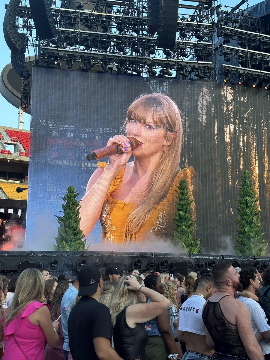 swiftiesips's tweet photo. @taylornation13 yes she is🤎🧡 #4YearsOfEvermore https://t.co/CO1yCsFnH4