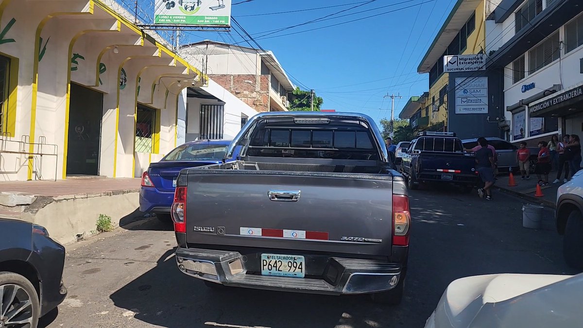 NoticiasMenotty's tweet photo. #Usulután // SE HACE PASAR POR SUBINSPECTOR, PERO ACTÚA COMO PANDILLERO..

Este sujeto estacionó el vehículo que conducía enmedio de la calle, cerrando y limitando la libre circulación de los demás, amenazando que era supuestamente subinspector de la @PNCSV https://t.co/2sU7GMDGXR