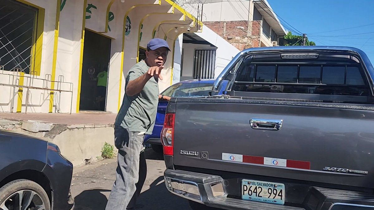 NoticiasMenotty's tweet photo. #Usulután // SE HACE PASAR POR SUBINSPECTOR, PERO ACTÚA COMO PANDILLERO..

Este sujeto estacionó el vehículo que conducía enmedio de la calle, cerrando y limitando la libre circulación de los demás, amenazando que era supuestamente subinspector de la @PNCSV https://t.co/2sU7GMDGXR