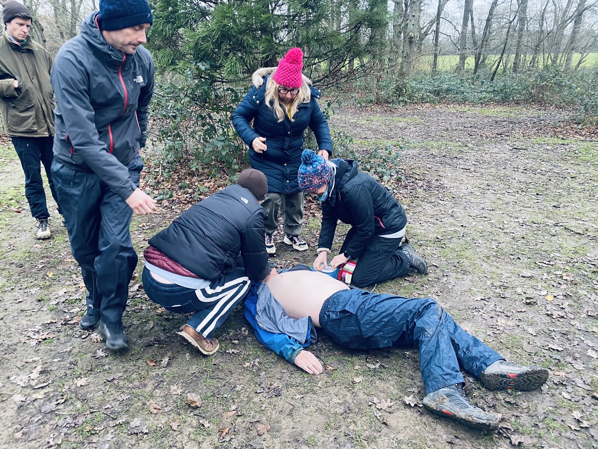 LornaLinch's tweet photo. Outdoor first aid course with @MaureenBerg11 tackling the defibrillator and someone who had fallen from a tree with a splintered femur 😳 @uniofbrighton @BrightonUniGeo https://t.co/top7EZQ939