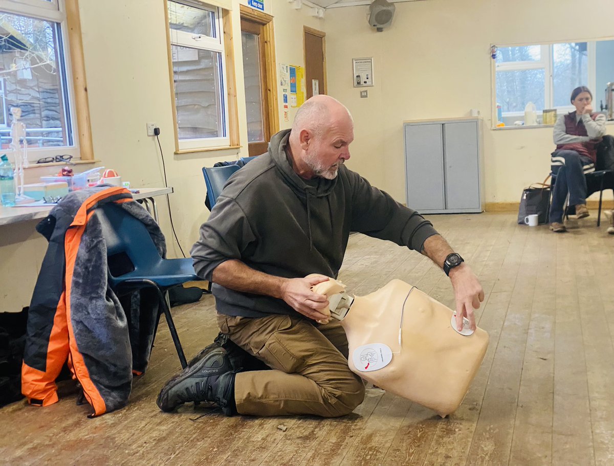 LornaLinch's tweet photo. Outdoor first aid course with @MaureenBerg11 tackling the defibrillator and someone who had fallen from a tree with a splintered femur 😳 @uniofbrighton @BrightonUniGeo https://t.co/top7EZQ939