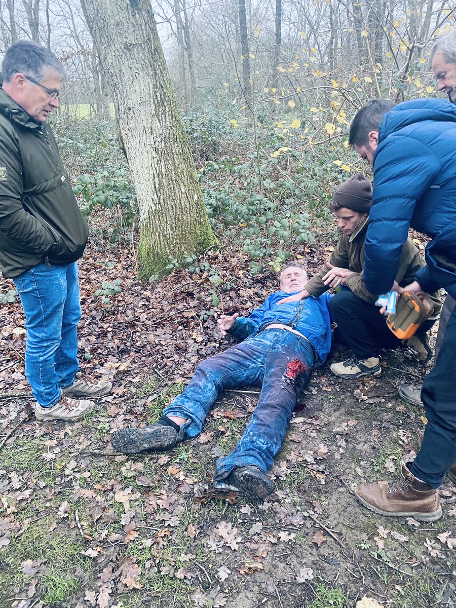 LornaLinch's tweet photo. Outdoor first aid course with @MaureenBerg11 tackling the defibrillator and someone who had fallen from a tree with a splintered femur 😳 @uniofbrighton @BrightonUniGeo https://t.co/top7EZQ939