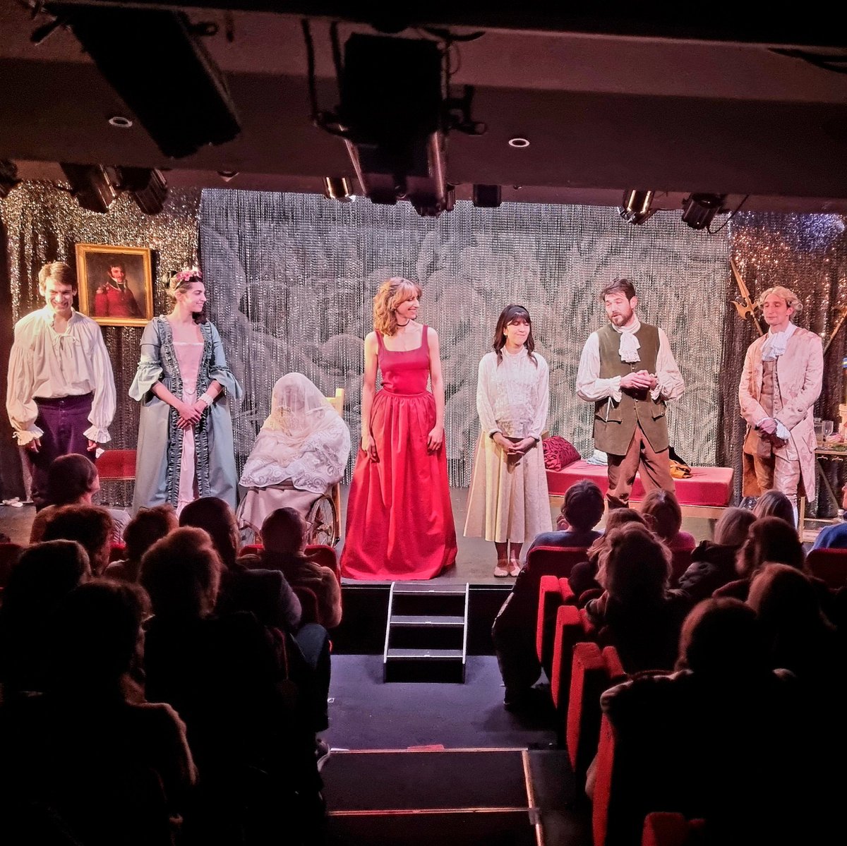 TheatresFR's tweet image. 🛷Montez dans votre traîneau, direction le @PocheMparnasse pour découvrir « Château en Suède ».

🌨️Préparez-vous pour des soirées enneigées pleines de suspense et d’émotions !

🔍Un huis-clos captivant où l’humour et le suspens se mêlent habilement.

👉 tpa.fr/pieces-theatre…