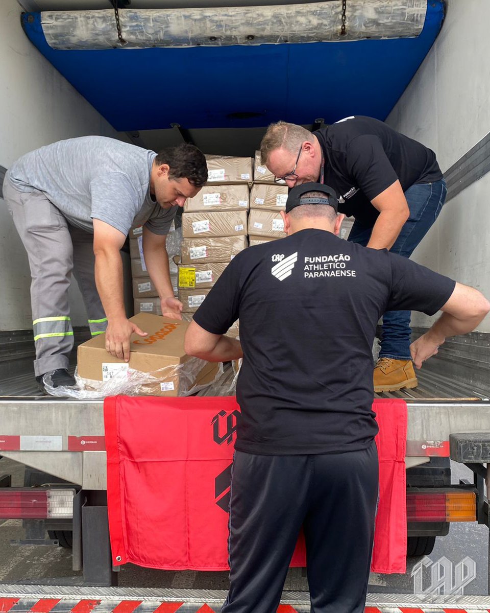 FundacaoCAP's tweet image. 🎄❤️🖤 Neste final de ano, a FUNCAP, em parceria com a Copacol, beneficiou diretamente cerca de 570 famílias e mais de 2.300 pessoas através da doação de aves natalinas.

Saiba mais no site funcap.com.br

#FUNCAP #FundaçãoAthletico #Solidariedade #Copacol