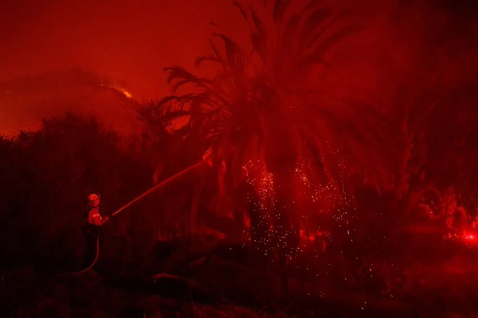 AlertesInfos's tweet photo. 🚨🇺🇸 ALERTE À MALIBU : des incendies ravagent actuellement la ville californienne de Malibu, près de Los Angeles. (via @ericthayer) https://t.co/W1hwctYKau