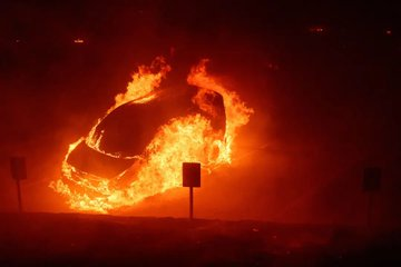 AlertesInfos's tweet photo. 🚨🇺🇸 ALERTE À MALIBU : des incendies ravagent actuellement la ville californienne de Malibu, près de Los Angeles. (via @ericthayer) https://t.co/W1hwctYKau