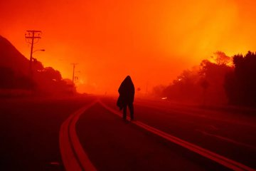 AlertesInfos's tweet photo. 🚨🇺🇸 ALERTE À MALIBU : des incendies ravagent actuellement la ville californienne de Malibu, près de Los Angeles. (via @ericthayer) https://t.co/W1hwctYKau