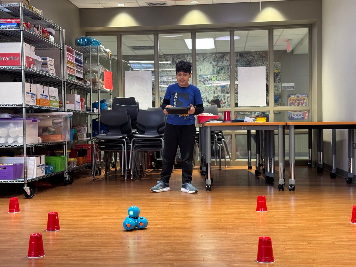 CCSD93's tweet image. Hour of Code, a global initiative to introduce the basics of computer science, is this week. Elsie Johnson students are visiting the Innovation Center to tackle challenges that spark critical thinking by applying robotics and programming skills! #HourOfCode