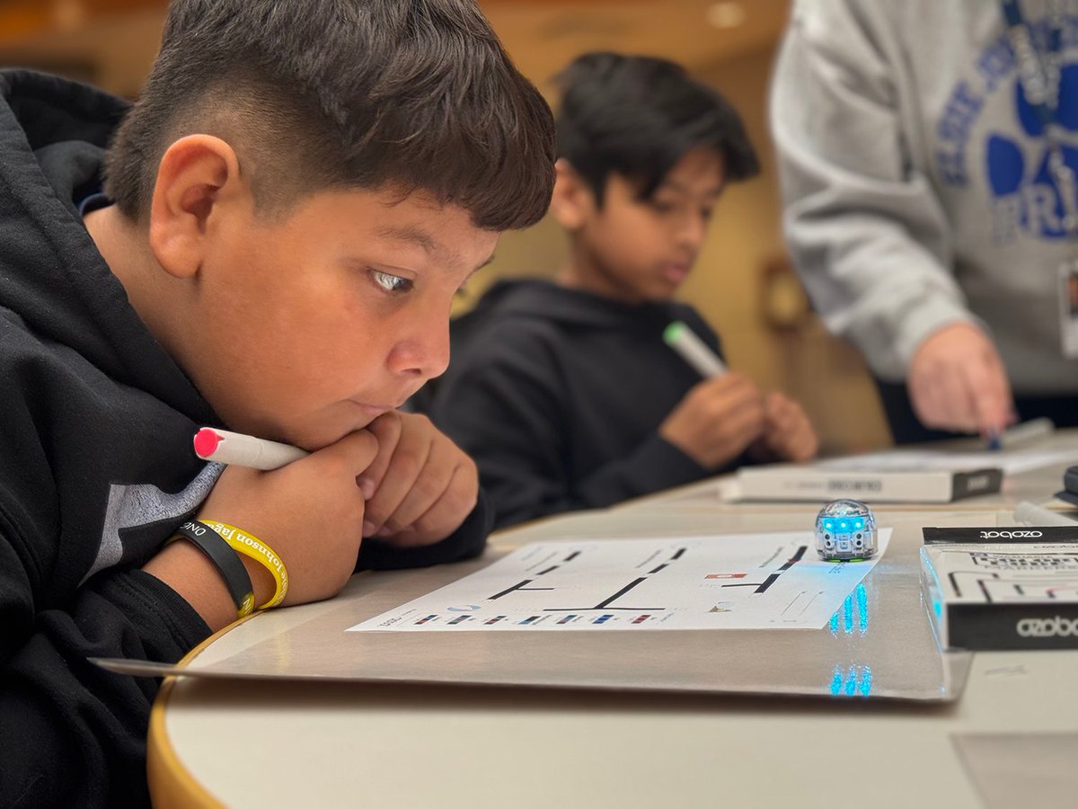 CCSD93's tweet image. Hour of Code, a global initiative to introduce the basics of computer science, is this week. Elsie Johnson students are visiting the Innovation Center to tackle challenges that spark critical thinking by applying robotics and programming skills! #HourOfCode