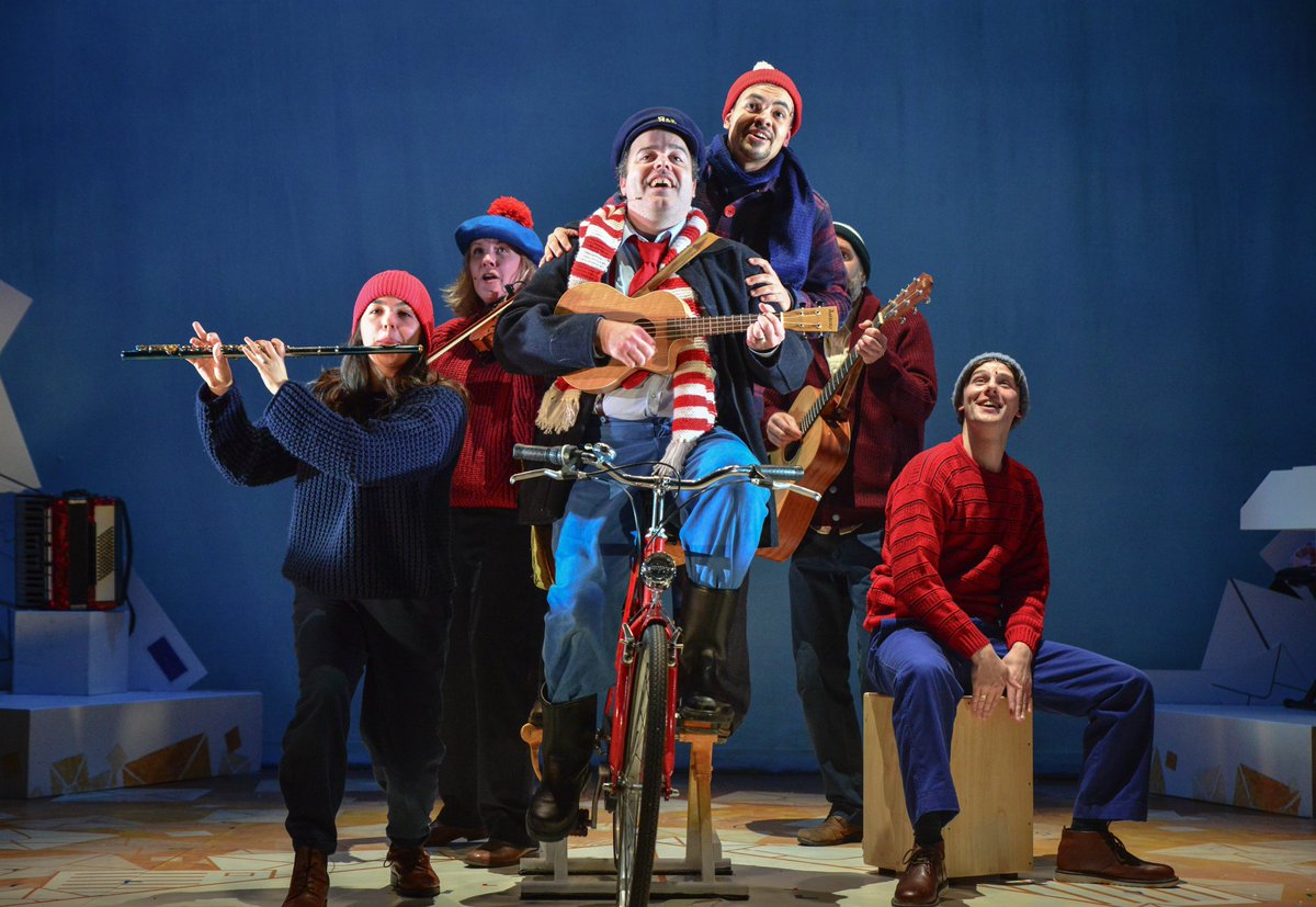 Captivating and enthralling, The Jolly Christmas Postman, now running at <a href="/RoyalDerngate/">Royal & Derngate</a>, is a magical theatre delight. ⭐⭐⭐⭐⭐
My full review:
asmallmindatthetheatre.blogspot.com/2024/12/review…