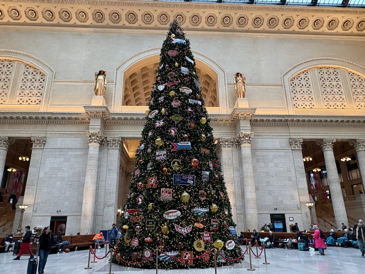 Chicago is all decked out for the holidays. The Illini Center and Union Station are especially beautiful this year.