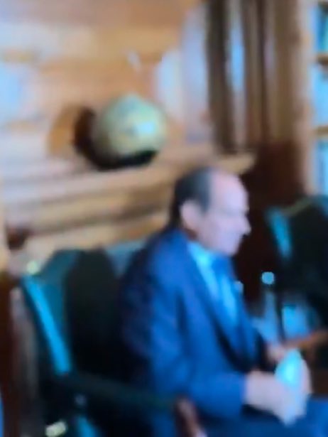 yousefaldomouky's tweet photo. في مصر صيدناياتٌ أيضًا.

جرائم سافلة في الأدوار السفلية، تعذيب بشتى الطرق، وشبْحٌ بالأيام الطوال، وكهرباء كافية لإنارة شوارع القاهرة، ونزع لاعترافات لم يجرؤوا على نزعها من القاعديين في جوانتانامو، وأحكام إعدام على قيد الحياة، وتهديدات بالأهل والأزواج والأمهات، وزجٌ بالعجائز والجرحى والعاجزين، وتنكيل يفضي إلى الموت بعد صعود الروح من فرط الجَلْد وانفراط الجلَد!

ذلك الرئيس الذي يسجن نحو ستين ألفًا في سجونه، ويغذيها وتقول هل من مزيد، ويحكم القبضة على القابعين تحت ظلمه، فيحرمهم رؤية الأهل والعلاج والمحاكمة، ويقتلهم بدم بارد وموت بطيء، وقد رأيت بأم عيني من تناديه أمه من خلف السجن ساعات طوال، حين يمنعونها من الزيارة، ويناديها، ولا تسمعه، وقد مضت سنوات دون رؤية أحدهما الآخر.

في حبسخانة المحكمة، أو سلخانتها إن أردت الدقة، سُجنت في بقايا البول وحاجات المساجين العابرين، بينما الحشرات والجرذان وكل ما يخطر لبالك في المكان ذاته، وكادت تشلّ يدي من كثرة ما ضربت الباب ولا مجيب، يجلس الضابط على مقربة منه يمضغ سندويتشا، بينما يتركنا نختنق باشمئزاز ونتقيأ مكان ما نقف.

في سلخانة أخرى، من بضعة أمتار مربعة وقفت أياما كاملة، وقد كان تعداد الزنزانة الضئيلة ثمانين معتقلا وسجينا، معظمهم جنائيون، لا مياه، ولا ستار على الحمام، ولا حمام أصلا، ولا طعام، ولا استحمام، وقفت عشرة أيام على قدم واحدة، تخللتها بضع ساعات للنوم مقعى كالكلاب.

في زنزانة أخرى، نمت برفقة جيوش من الصراصير، بألوان لم أرَها من قبل، تلك ليست التي نعرفها وتهلع منها ربات المنازل، وإنما أنواع تستوطن مواسير المجاري، على مقربة منا، لم يكن هناك بد من النوم فوق تلك المياه وحشراتها، نمت وتقيأت دموعي.

في غرف التحقيق تخلع كل ما ترتدي، وأولها كرامتك، وإن احتفظت بجوهرها في صدرك، فإنهم يستحلّون كل شيء، صحيح قد لا يمس كثيرون بسوء، لكن تبقى الحقيقة ماثلةً أمامك وأمامهم، اعترافاتك مقابل شرفك، فانظر أيهما تختار، وحينها تقول ربِّ السجنُ أحب إليّ!

في السلخانة بين التحقيقات رموا لي كسرة خبز معفنة، وفوقها حبات أرز تحصى، وأنا مغمى، ومقيد، أقدامي وأياديّ، رفضت الطعام، فأجبرني، حتى لا أسقط من التعذيب، ويواصلوا حتى يأخذوا مرادهم، قال: "كل يابن الـ***** عشان هتطلع فوق دلوقت يطلع ميتين أمك"، وكنت أنام حينها على الأرض، في عز الشتاء، فوق فرشة حقيرة، تفوح منها آثار القيح والدم والبول والعرق. عرفت فيما بعد أنها لمعتقل توفي من التعذيب.

تلك السجون ستفتح عنوةً، بعز عزيز وبذل ذليل يا أولاد الحرام، وسيخرج المعتقلون أفواجا، ولن ننسى كل تلك الوجوه المقززة، من أولها لآخرها، نحفظها وإن غميتمونا طويلًا، وقسما بالله لن يسقط الثأر، ولو ظننتم أننا أقل من ذلك الشعب العزيز بأسًا، أو أنكم أشد من طغاتهم قوة، قل سيروا فانظروا في الأرض؛ إنما هو أمره يجري، وعبده لا يدري، وإنكم لمدرَكون!