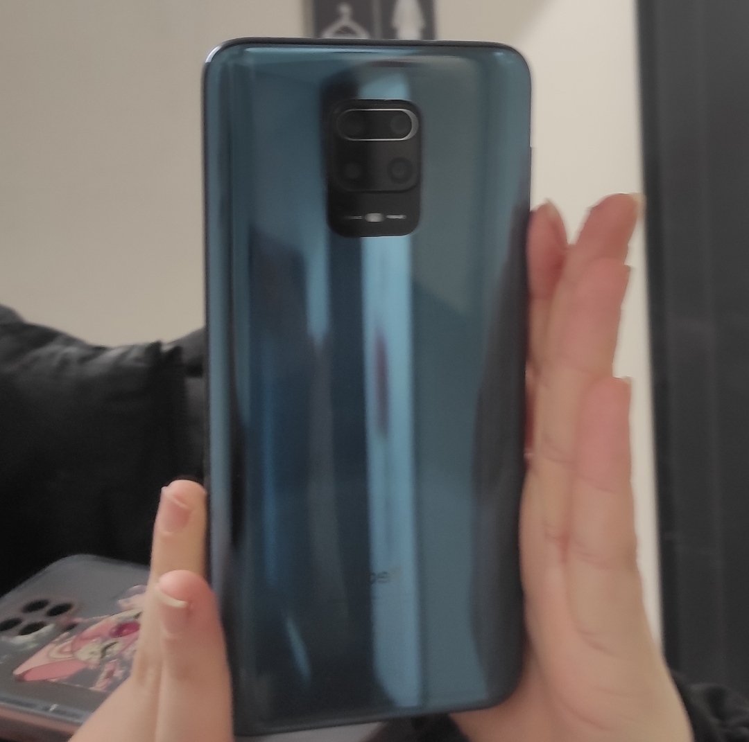 4zoomi's tweet photo. Stary case umarł po 3 latach, dlatego potrzebna omega szybka pomoc w wyborze nowego:

① kot case z moją duszą i vibem 
② blue case minimalistyczny matchujacy z plecakami 

oba transparentne z nadrukiem https://t.co/VNXFyABDTi