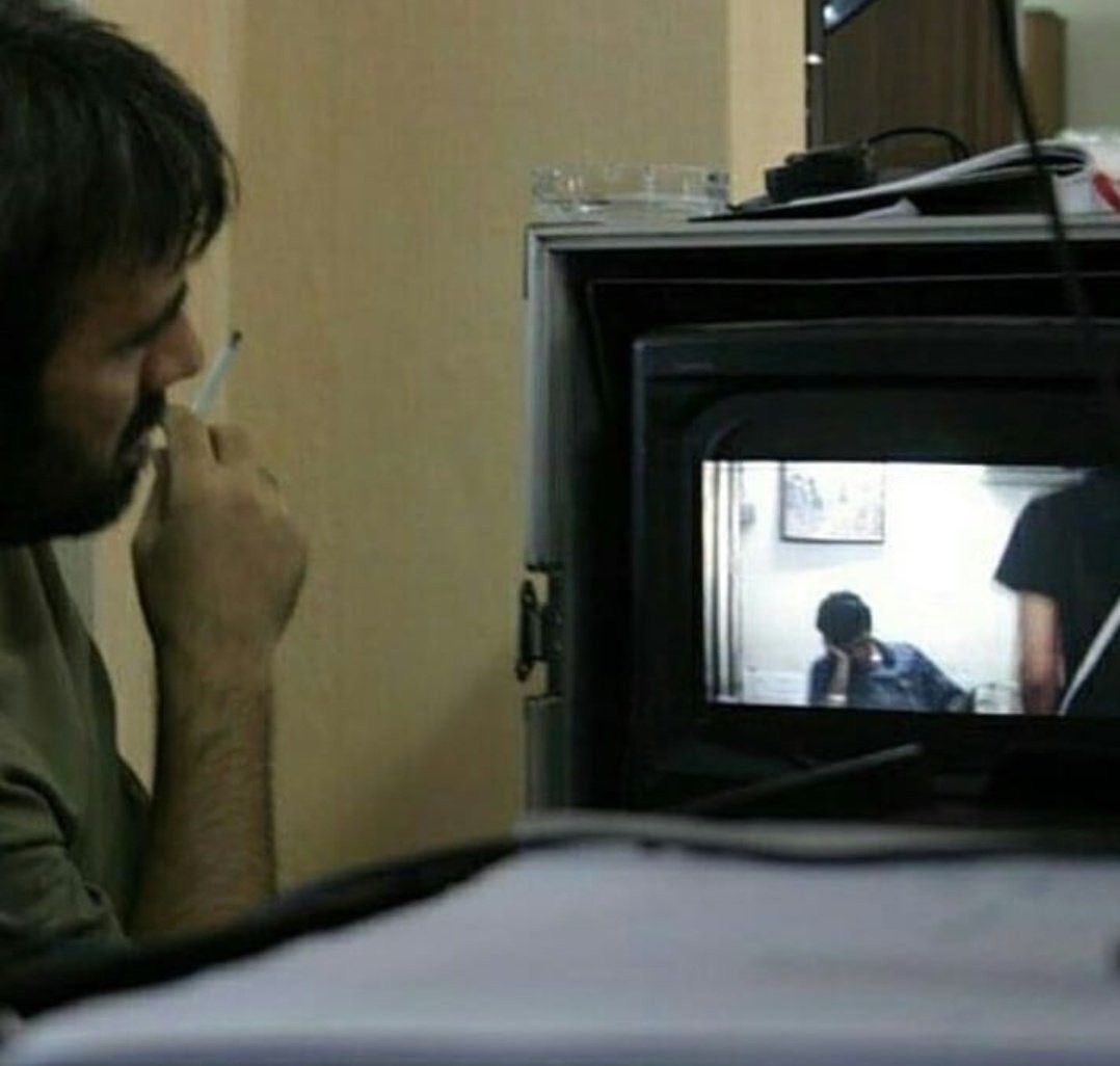 Bence pesimist bakış açısı insanı özgürleştiriyor. anlamsızlıkla barıştığın zaman o genel kötümserliğin içerisinde seni hayata tutunduran şeylere daha sıkı sarılabiliyor, onlardan daha çok keyif alabiliyorsun gibi geliyor. ya da belki de böyle değildir…