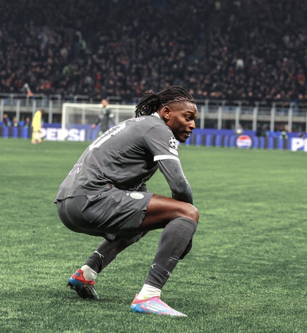 Footballtweet's tweet photo. 🇵🇹 Rafael Leão. 🏄‍♂️ https://t.co/9YSF4yAypc