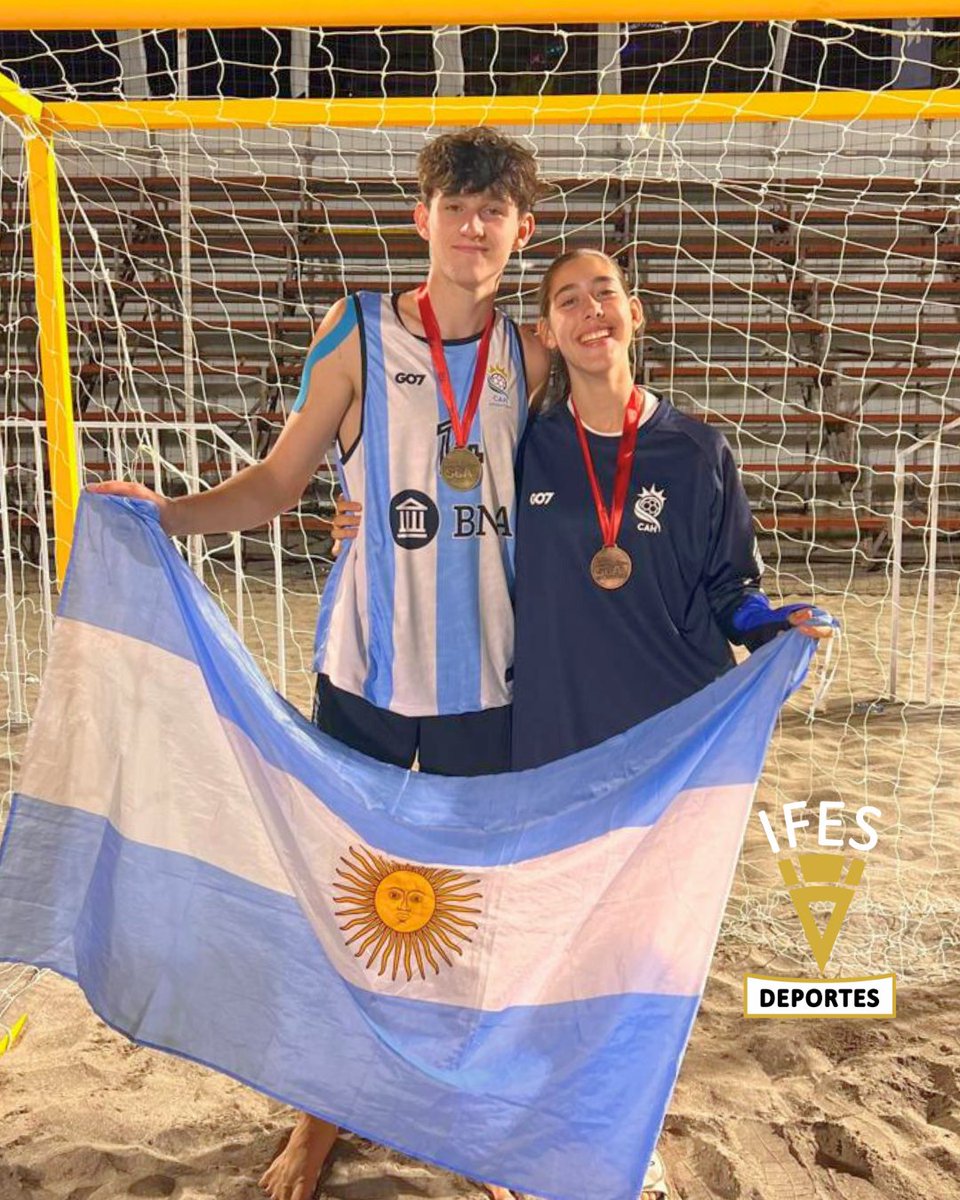 IfesDeportes's tweet photo. ¡Orgullo neuquino en la arena internacional!🏆 Felicitamos a nuestros jugadores de IFES Beach Handball, @bauti_dirr y @catacasso_, por su destacada participación con las Selecciones Nacionales Juveniles de Beach Handball 🇦🇷 realizado en Iquique, Chile 🇨🇱, del 3 al 7 de diciembre. https://t.co/btvKqIJtwz