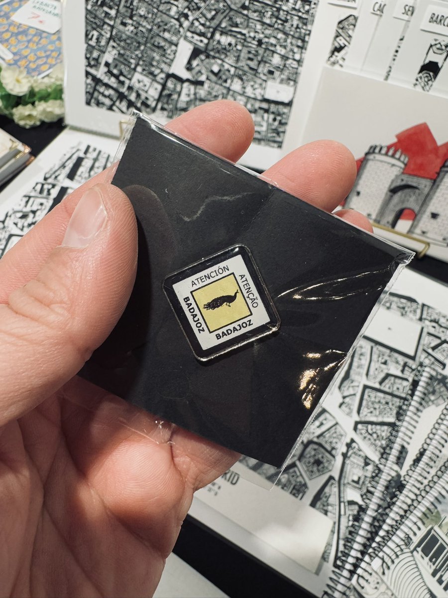 ¿A quién no le va a gustar un pin de Castelar? ¿A quién?  Alguna de las cositas nuevas del mercado navideño 👇🏻👇🏻👇🏻