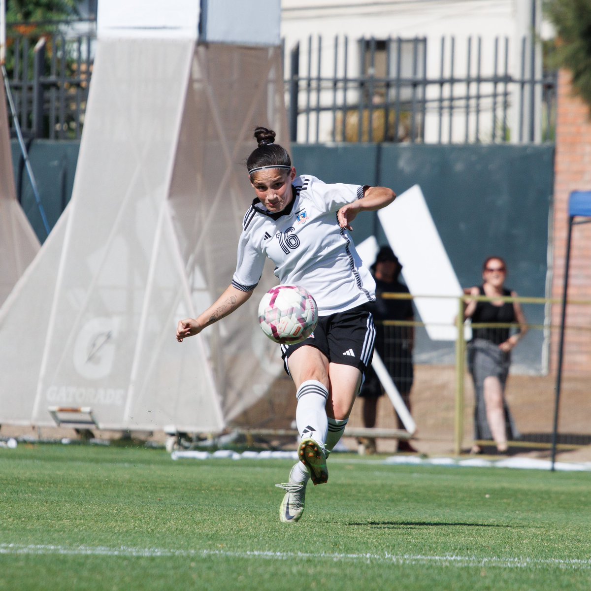 ColoColoFem's tweet photo. Juvenil (Sub 19) | ¡𝐒𝐨𝐦𝐨𝐬 𝐟𝐢𝐧𝐚𝐥𝐢𝐬𝐭𝐚𝐬! 👊🏻⚪️⚫️
El elenco que dirige Claudio Soto venció por 4️⃣-2️⃣ a U. Católica en el Monumental 🏟️
Los goles👇🏻
⚽️⚽️Rachel Ramírez
⚽️Maite Martínez
⚽️Anaís Álvarez
🔗 https://t.co/eeJUxqphLj
Créditos: 📸 Marcelo Ramírez https://t.co/RO14dvy7EN