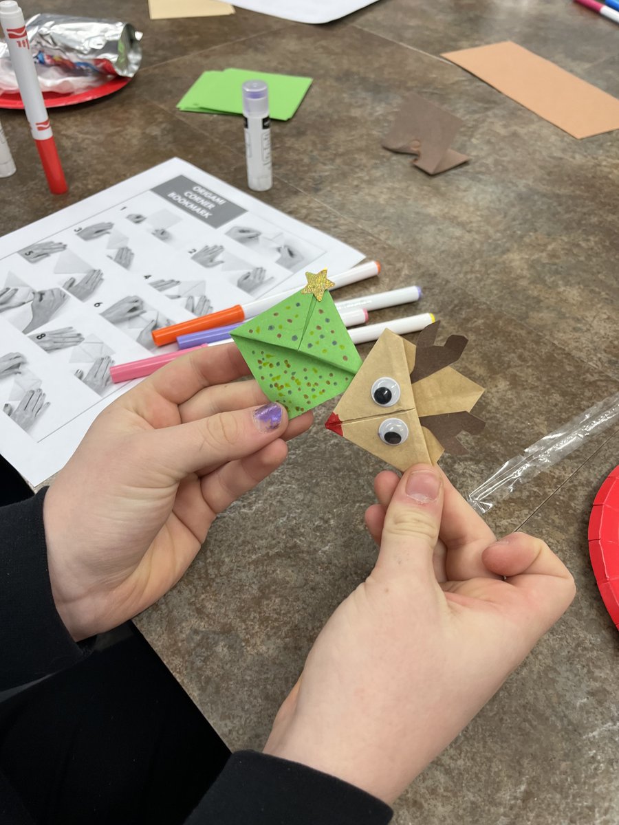 BrucherReads's tweet photo. GMS readers learned to make origami corner bookmarks at the Q2 Teen Read Cafe this morning. #BeLeafs @GeneseoCurrent https://t.co/q6zlVWSNvs