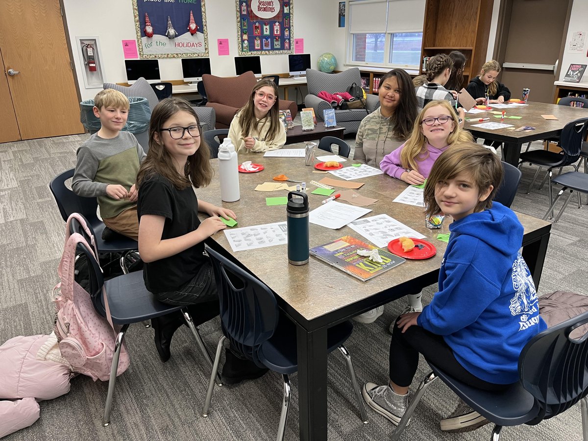 BrucherReads's tweet photo. GMS readers learned to make origami corner bookmarks at the Q2 Teen Read Cafe this morning. #BeLeafs @GeneseoCurrent https://t.co/q6zlVWSNvs