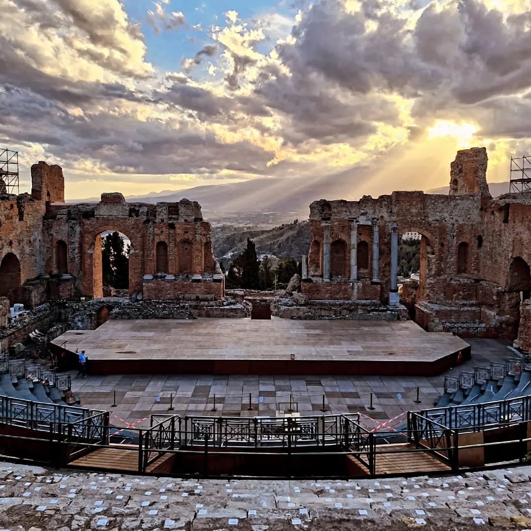 Learn_Sicilian's tweet photo. Magnificent Taormina 😍
📱 Download our FREE Learn Sicilian language mobile app on iOS and Android 👇👇👇

https://t.co/NVwiodbtBt

#sicily #sicilia #taormina
#palermo #catania #messina #travel
#siracusa #summer #italy #italia #winter #holiday #europe #vacation https://t.co/Iymp98vW9c