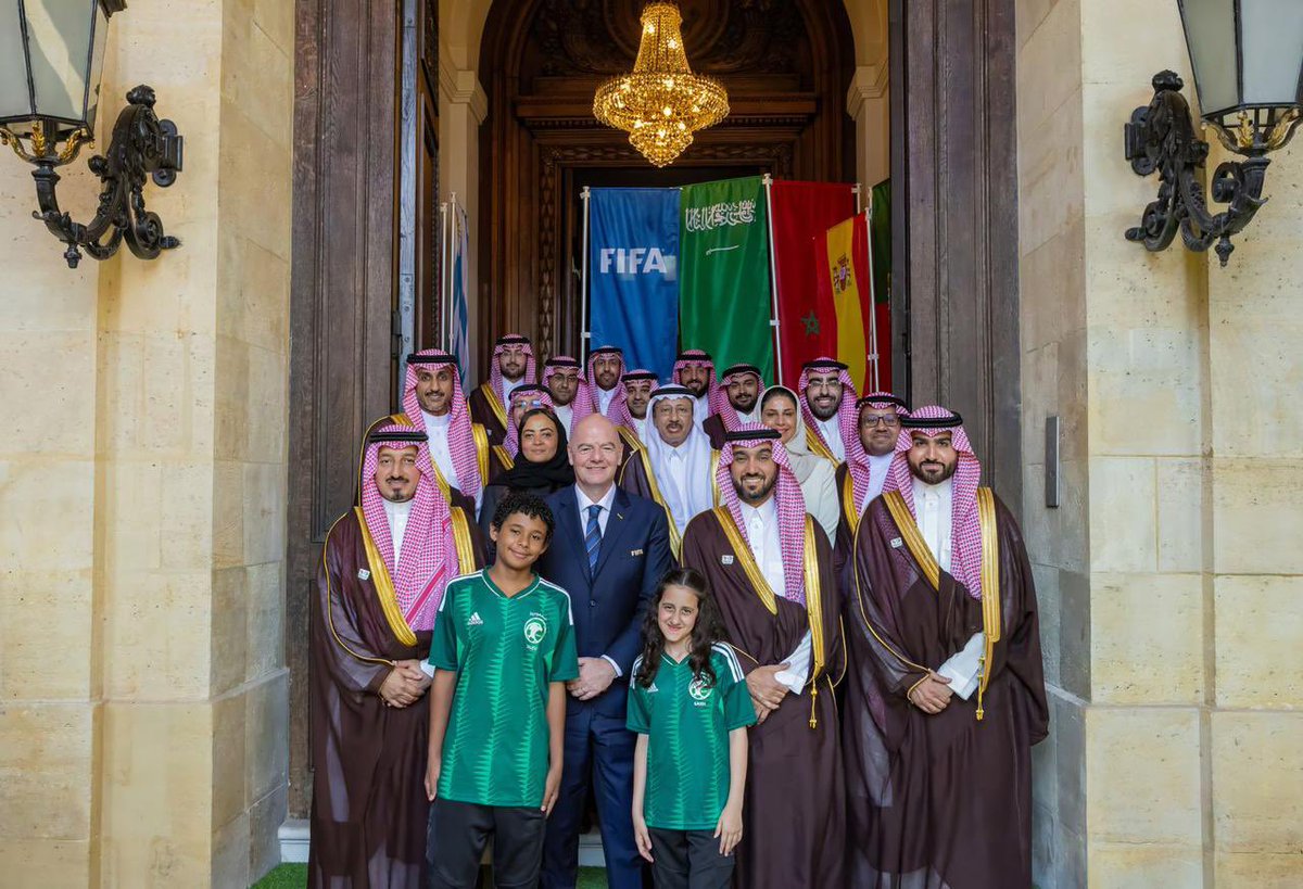 أتوجه بالشكر الجزيل والتقدير لسمو وزير الرياضة الأمير الشغوف عبدالعزيز بن تركي الفيصل الذي بذل جهودًا كبيرة لدعم الملف السعودي لاستضافة كأس العالم 2034، نعتز كثيرا باهتمام ومتابعة سموه لكامل محطات الملف الذي سخّر كافة الإمكانات ليكون متميزًا واستثنائيًا.

والشكر والتقدير لكافة