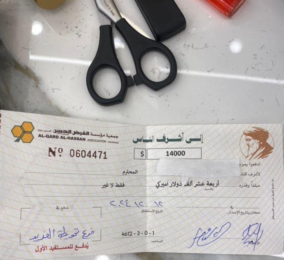 AbdlhKamh's tweet photo. بذكر انو رامي نعيم قال في مقابلة أن القرض الحسن فلّس وخلص بح بطل معو مصاري. حينذاك تولى الزجال إبلاغ الناس بأن ذهبهم "طار" ومصرياتهم "طاروا" وصار يضحك بطريقة ساخرة. طيب هلق أكيد ك مش مطلوب اعتذار أو تبرير، ولكن المطلوب وبإلحاح كشف الكذابين، خاصة حينما يتبوؤون المناصب بالصحف والمؤسسات الاعلامية، فتتمدد الكذبة وتنتشر من دون رقابة وتصبح كالسلاح بإيد الشو اسمو، ويصبح إختراع الاخبار والتلفيق هو المعيار والقاعدة.