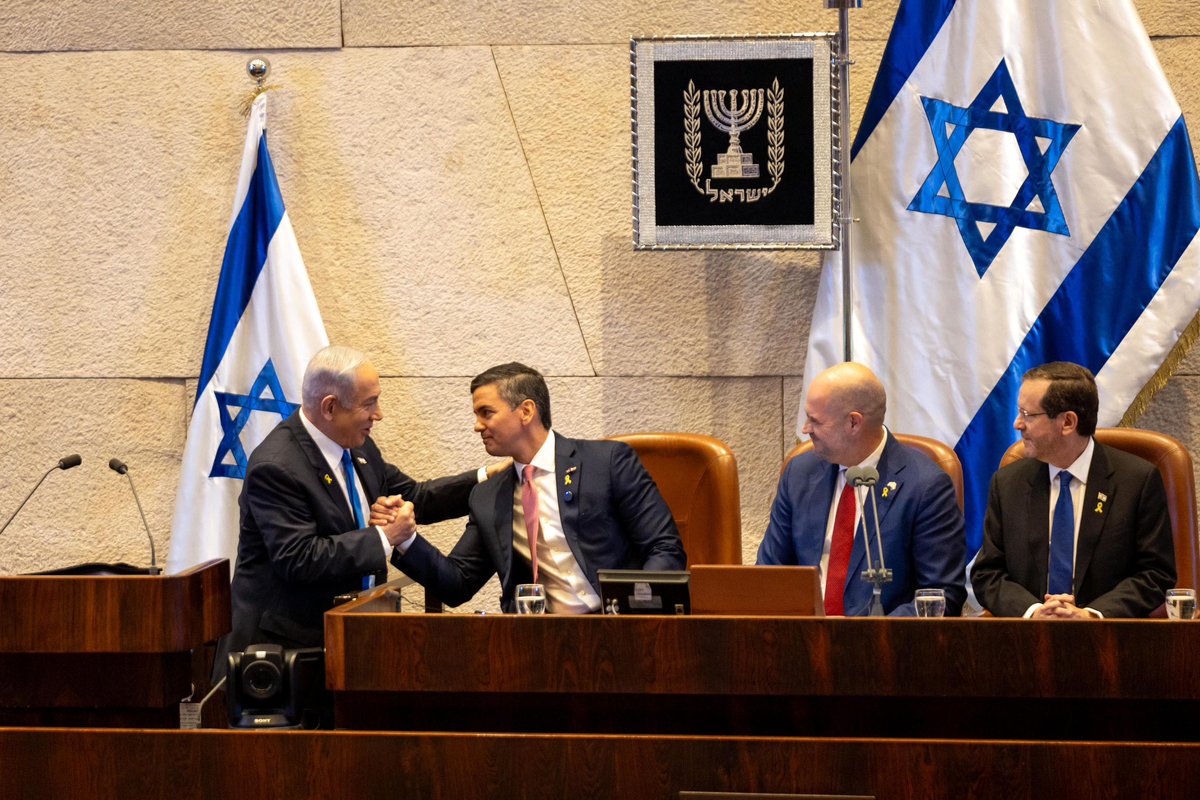 El Presidente Santiago Peña dio un histórico discurso en la sede del Poder Legislativo del Estado de Israel, Knesset, frente al Presidente del Estado de Israel Isaac Herzog, el
Primer Ministro, Benjamín Netanyahu y el Presidente del Congreso, Amir Ohana. Recordó la profunda (1/3)