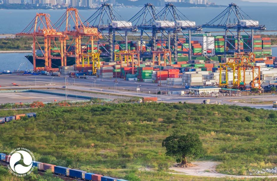 OneRailUSA's tweet photo. The @USDOT's new Climate Strategies That Work Playbook highlights multimodal and intermodal freight planning to shift trips to rail, reducing congestion and emissions https://t.co/gnGnN6OMFy https://t.co/sjbR1AYB3c