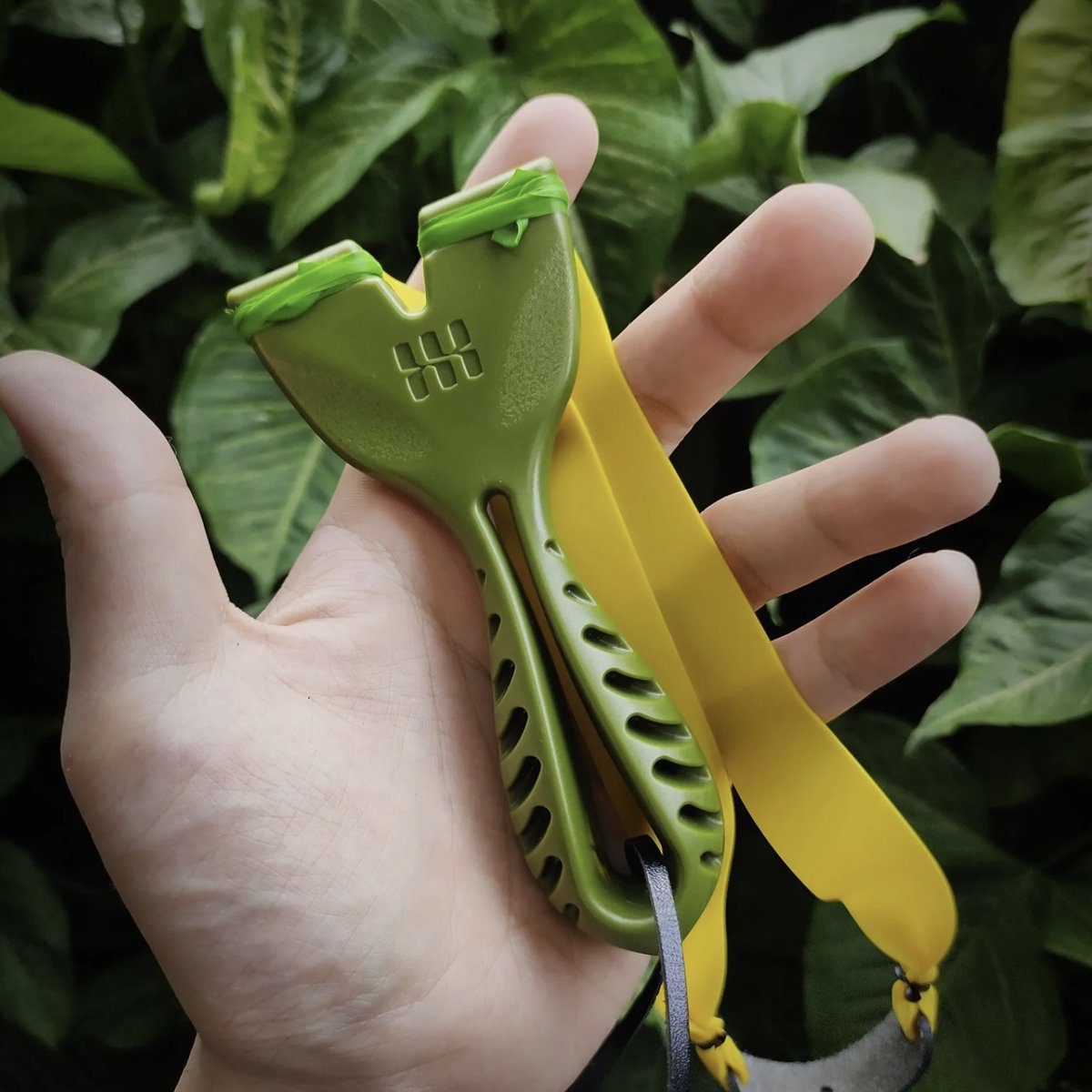simpleshotss's tweet photo. Do you PFS? The Flippin Pickle Slingshot is SimpleShot's very first PFS (Pickle Fork Slingshot). It's an Ultra-Compact Design: One of the smallest slingshots available, designed for skilled hands and precision shooting.

#pfs #picklefork #simpleshotslingshot https://t.co/pjbukkUwlm