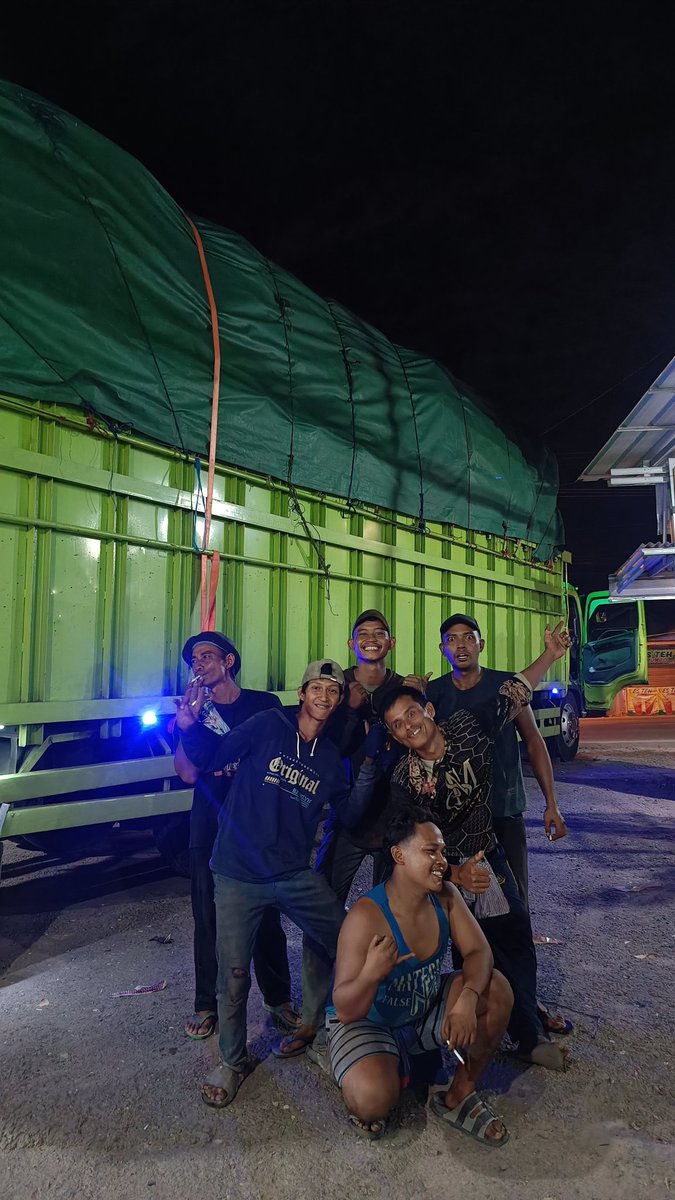 Madyusrandika's tweet photo. Muat Kardus. meluncur, bak 10 meter! bersama pasukan berani encok!🥸 
#besitua #sumbermili https://t.co/AGC56iz6Yp