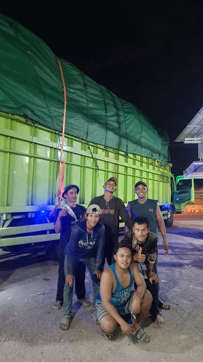 Madyusrandika's tweet photo. Muat Kardus. meluncur, bak 10 meter! bersama pasukan berani encok!🥸 
#besitua #sumbermili https://t.co/AGC56iz6Yp