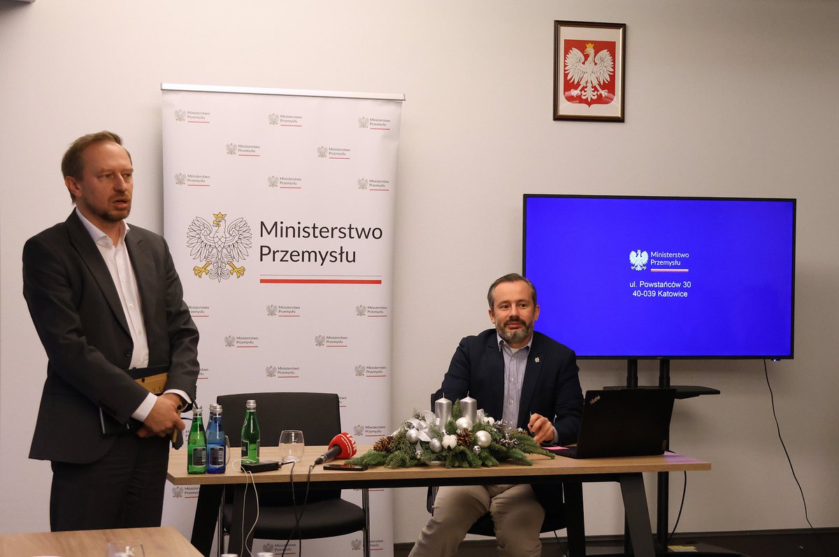 ME_GOV_PL's tweet photo. Zaktualizowany #PPEJ, uzyskanie decyzji KE dot. notyfikacji pomocy publ. dla pierwszej elektrowni jądrowej, plany dotyczące drugiej elektrowni -to tematy spotkania z dziennikarzami wiceministra @MPgovpl i Pełnomocnika Rządu ds. Strat. Infrastr. Energetycznej Wojciecha Wrochny 1/3 https://t.co/Imx3812n1e
