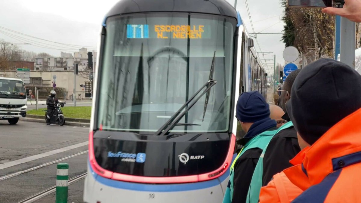 info_Paris_IDF's tweet image. 🔴 FLASH - #Transports : Quatre nouvelles rames ont fait leur apparition sur le #T1.

👉 L’ancien #matériel roulant, en service depuis les années 1990, va être progressivement remplacé d'ici à la fin de l'été 2025. (BFMTV) #RATP