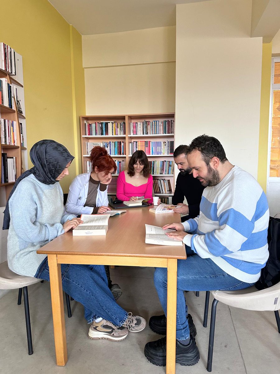 Sabanci50AL's tweet photo. Fizik dersi öğretmenlerimiz de Ben Okuyorum İstanbul Okuyor projesine destek verdiler. @istmembenokuyor @avcilarilcemem @istanbulilmem https://t.co/3WvDwn2K2c