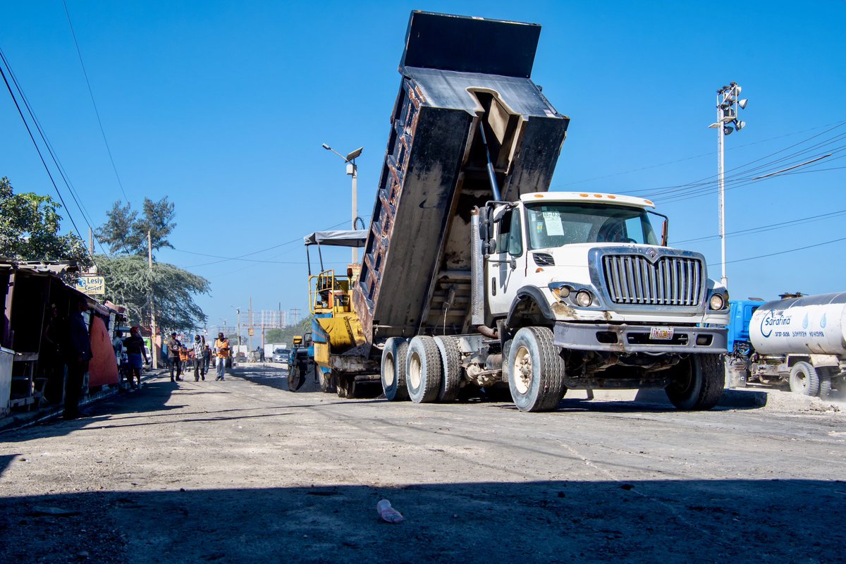 MTPTCE's tweet photo. Des travaux pour un accès renforcé à l'Aéroport International Toussaint Louverture

Le ministère des Travaux publics, des Transports et des Communications (MTPTC) a initié un projet ambitieux visant à améliorer l'accès à l'Aéroport International Toussaint Louverture (AITL) tout en diminuant la congestion sur cet axe clé. Ce projet inclut la réhabilitation de la route Maïs Gâté sur environ 1,9 km, permettant ainsi d'accéder au boulevard Toussaint Louverture via Clercine 2.

La réhabilitation de la route Maïs Gâté se déroule en deux phases. Une section a déjà été finalisée en béton hydraulique (BH), tandis que l'autre section en béton bitumineux (BB) est actuellement en travaux. Par ailleurs, un canal de drainage de 650 mètres est en voie d'achèvement à Clercine 2, afin de prévenir les inondations et d'optimiser le trafic.

Ce projet vise à renforcer la sécurité routière et faciliter l'accès à l'Aéroport International Toussaint Louverture (AITL).

Cellule de Communication du MTPTC